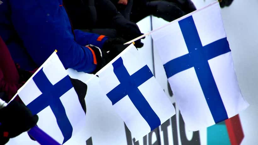 Hiihtäjiä kilpailemassa maastohiihdon SM-kilpailuissa lumisessa maisemassa