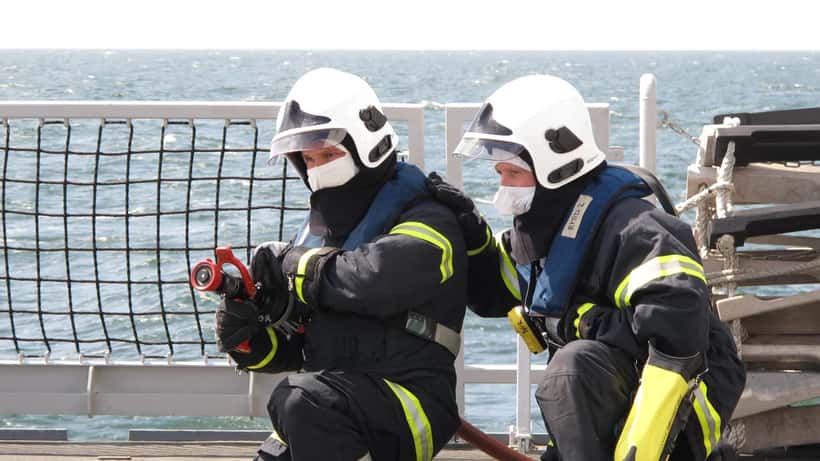 Nederlandse mariniers aan boord van het fregat HNLMS Evertsen tijdens een veiligheidsoefening