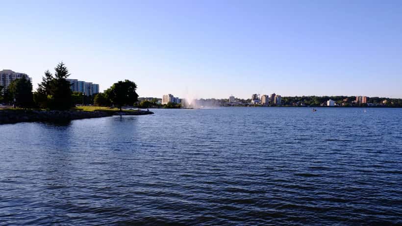 Vue aérienne de la ville de Barrie, Ontario, lors d'une journée d'été ensoleillée