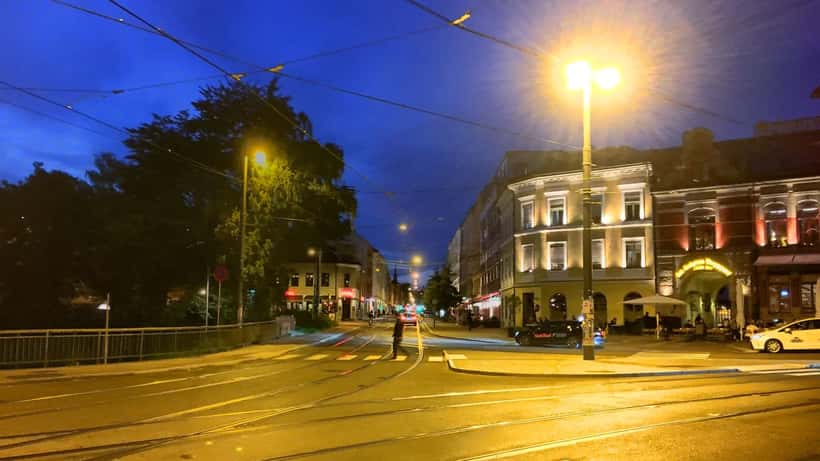 Gatebilde fra Grünerløkka i Oslo med bymiljø og eiendommer
