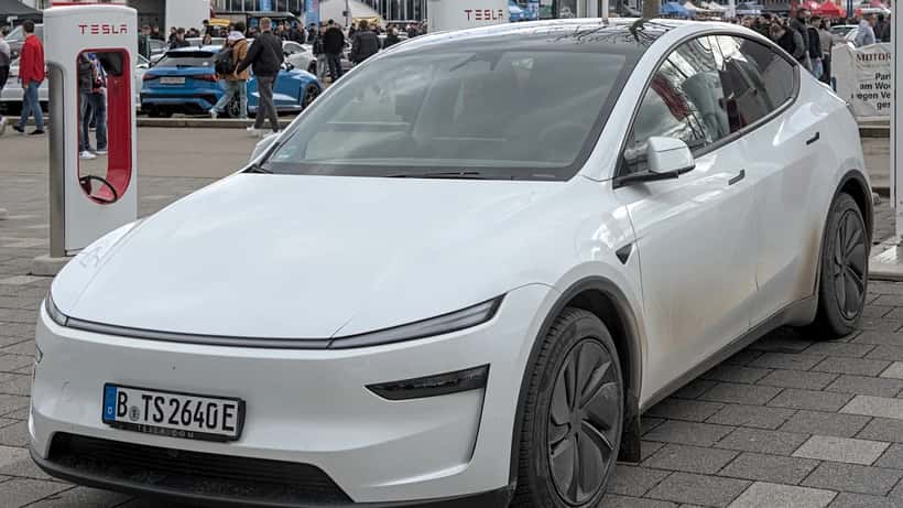 Tesla Model Y 2025 parkert utendørs – norsk elbil-prissjokk 2026