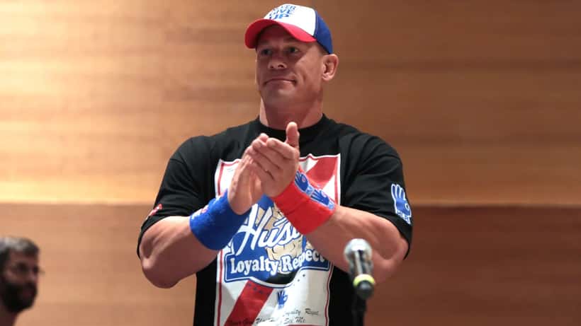 John Cena lors d'une apparition publique, champion de la WWE devenu acteur hollywoodien après sa retraite anticipée