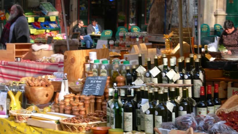 Stand d'huile d'olive à Aix-en-Provence, bouteilles et produits locaux en vente