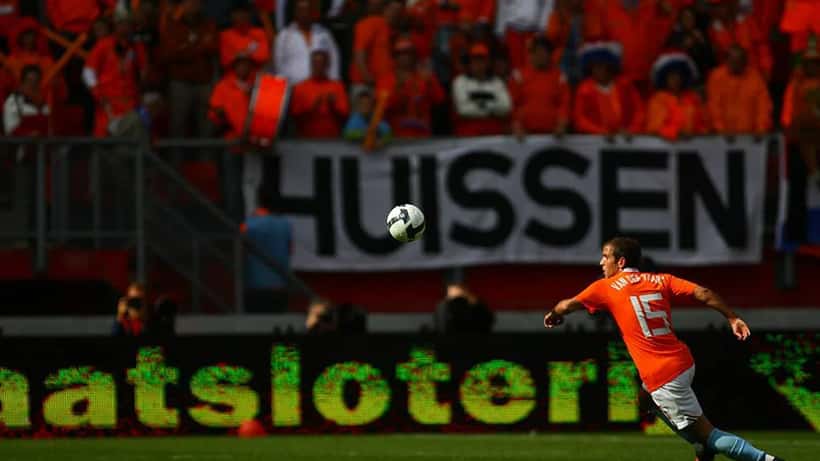 Rafael van der Vaart in oranje shirt tijdens een interland voor het Nederlands elftal