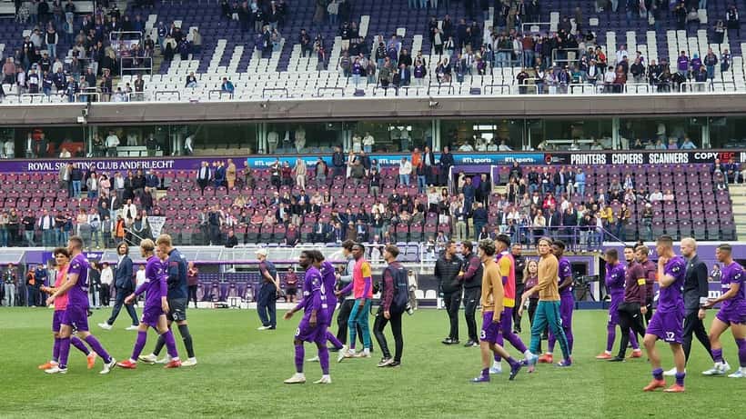 Giocatori del Club Brugge in azione durante una partita contro l'Anderlecht