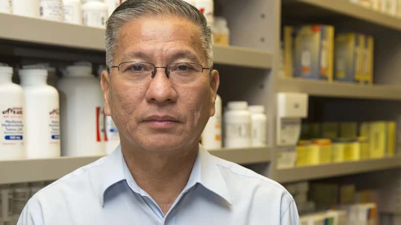 Un pharmacien vérifie les stocks de médicaments sur ordonnance dans une pharmacie