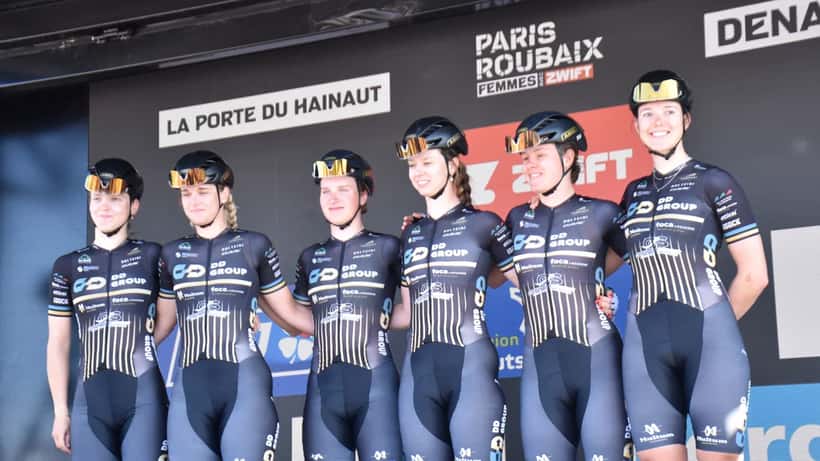 Ciclistas do DD Group Pro Cycling a competir no Paris-Roubaix 2025