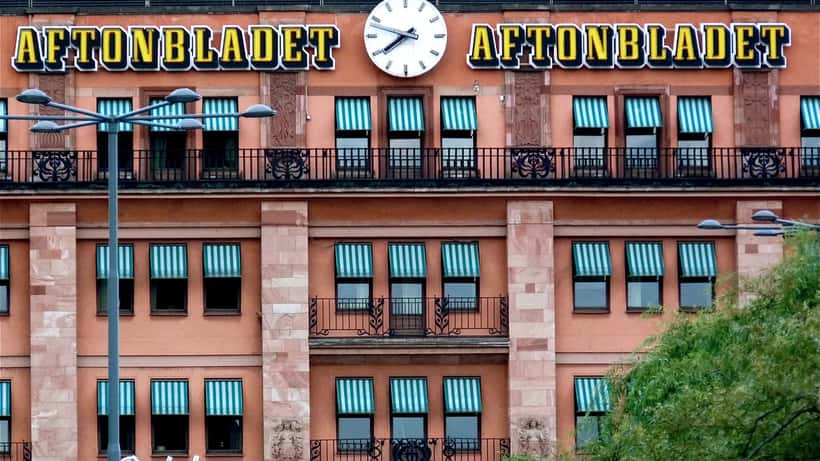 Aftonbladets reklamklocka på en byggnad i Stockholm