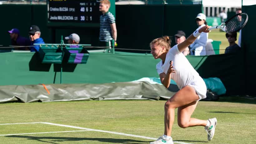 Maja Chwalinska lors d'un match de tennis, saisie en pleine frappe