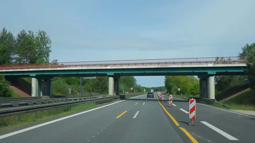 Deutsche Autobahnbrücke — Illustration zu Haftungsfragen nach Unfällen auf der A1