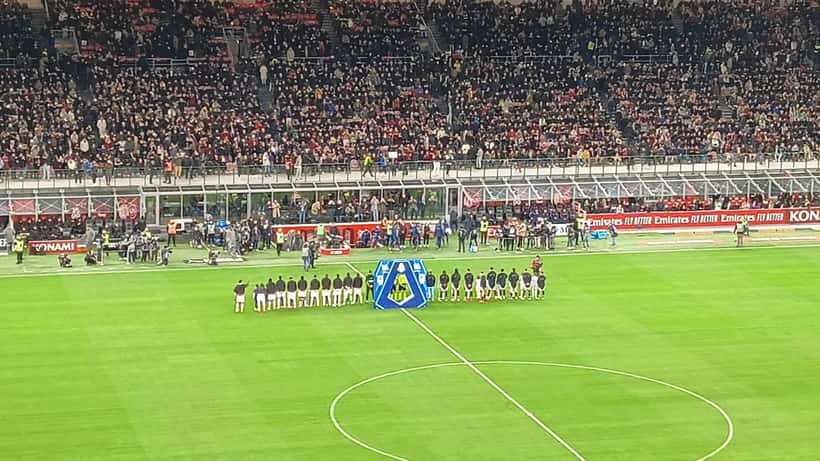 Partida entre AC Milan e Juventus FC pela Série A italiana, com torcedores no estádio