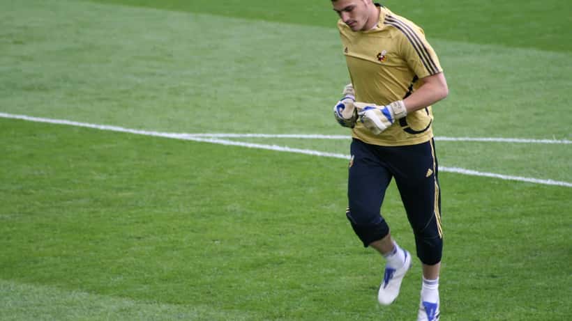 Iker Casillas com equipamento de guarda-redes da seleção espanhola durante competição internacional