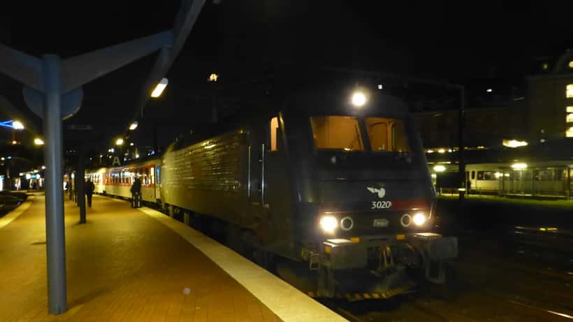 Langtogsdistancetog på Københavns Hovedbanegård klar til afgang