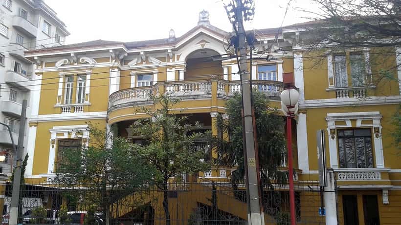 Delegacia de Polícia Civil no bairro Liberdade em São Paulo, Brasil, cenário de crimes investigados pelo direito penal