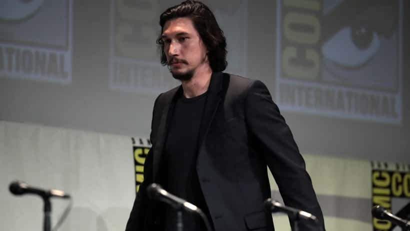 Adam Driver durante festival de cinema, expressão séria