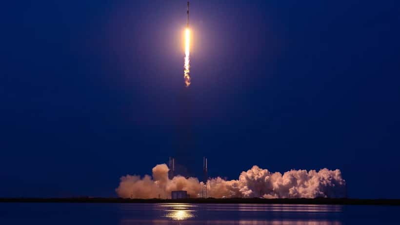 Foguete Falcon 9 sendo lançado no Centro Espacial de Cabo Canaveral durante missão COSMO-SkyMed