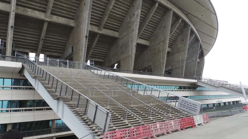 Stade Atatürk d'Istanbul illuminé, prêt pour un grand match de football européen