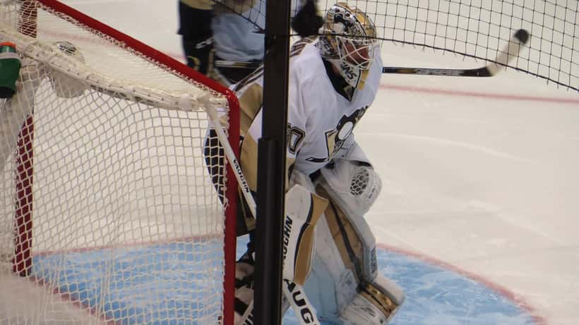 NHL-maalivahti Pittsburgh Penguins -seurasta tekee torjunnan Joe Louis Arenalla