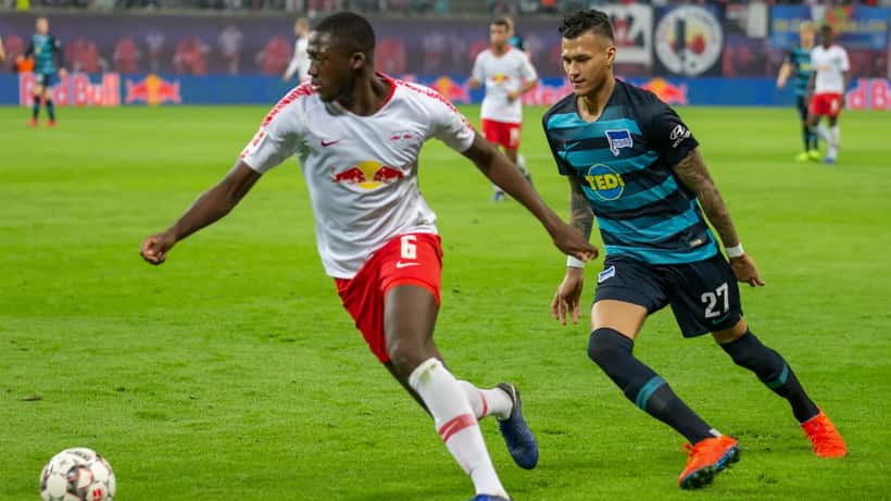 Ibrahima Konaté en action lors d'un match de football, CC BY-SA 4.0 Steffen Prößdorf