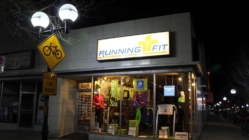 Indre af en sportsudstyrbutik med sko og udstyr på hylder