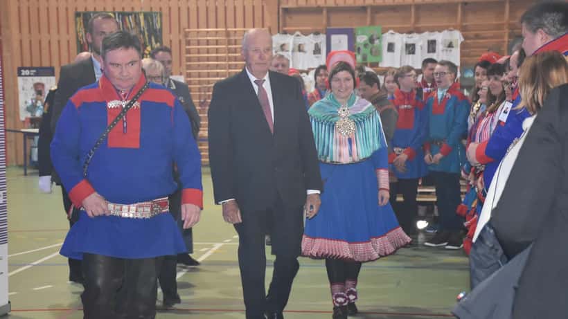 Kong Harald V på arrangement i Karasjok – Norges monark avbildet i aktiv kongsgjerning