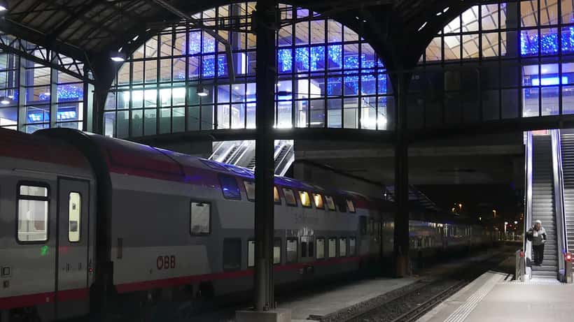 Wagon-lit OEBB du train de nuit EuroNight à la gare de Bâle CFF