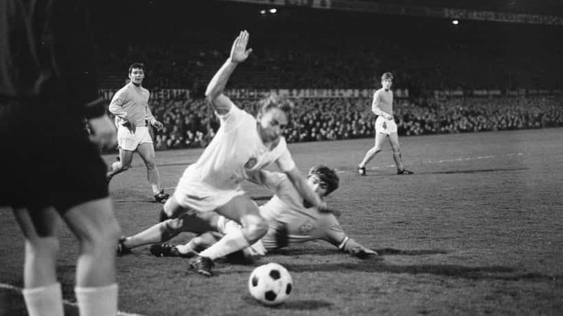 Jogo da seleção holandesa em Rotterdam com torcedores nas cores laranja