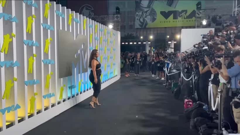 Ashley Graham mannequin body positive sur tapis rouge, symbole du débat Ozempic et image corporelle 2026