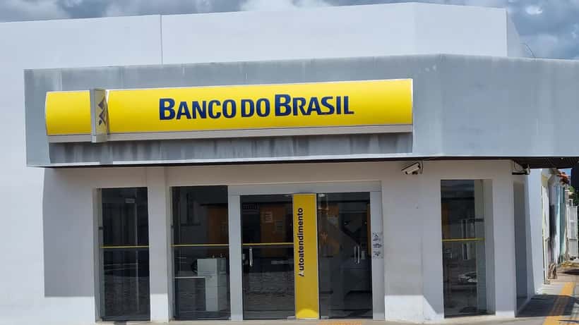 Agência do Banco do Brasil em Paratinga, fachada com letreiro e logo amarelo