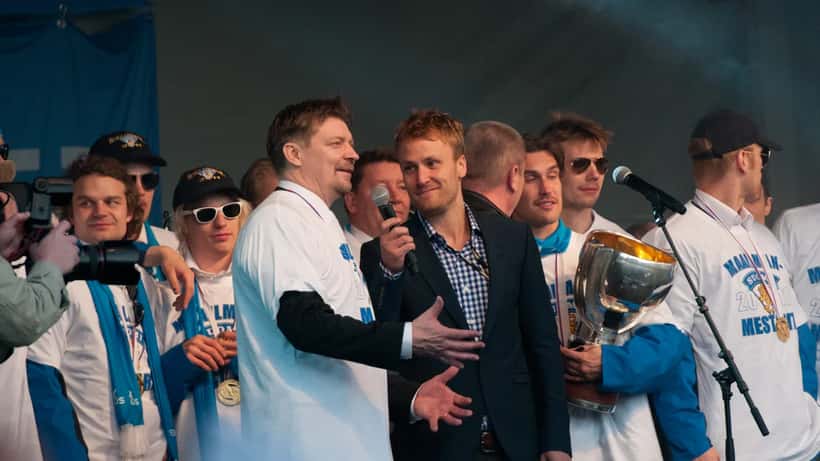 Jukka Jalonen juhlistaa MM-kultaa Helsingissä 2011 IIHF World Championship -kisoissa