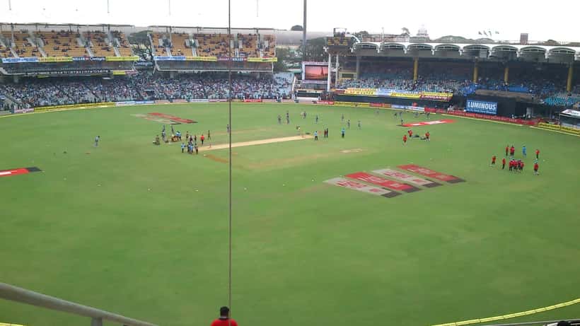 Panoramazicht op een uitverkocht stadion tijdens een India vs Pakistan cricketwedstrijd