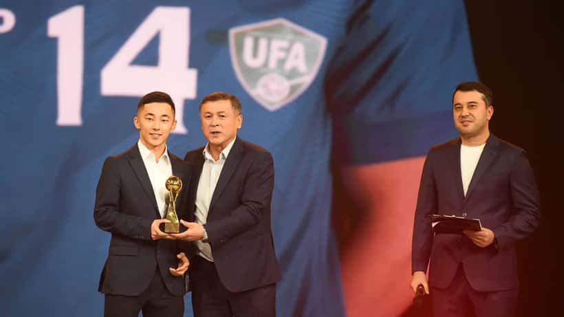 Abbosbek Fayzullaev med uzbekiske holdkammerater ved VM 2026