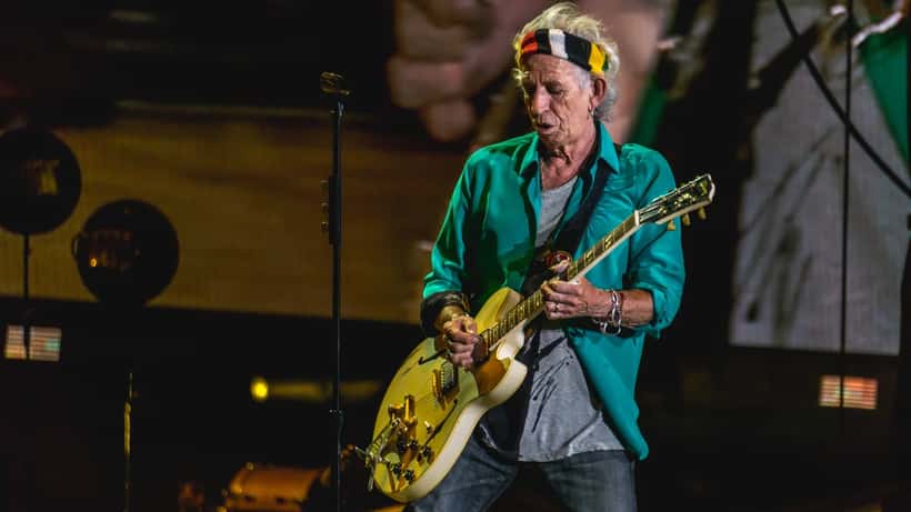 Keith Richards der Rolling Stones spielt Gitarre auf der Bühne