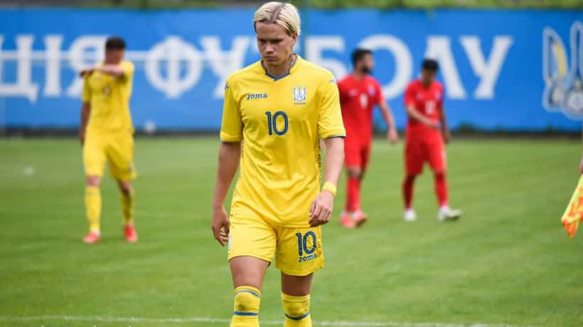 Mykhailo Mudryk playing for Ukraine U-21 national football team