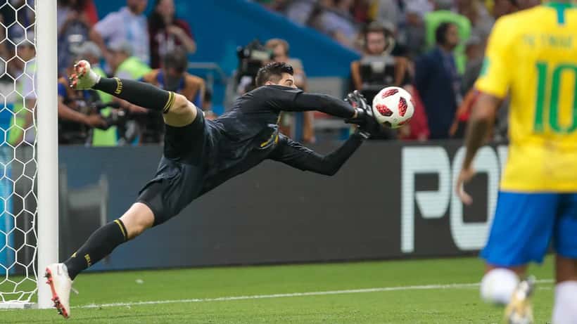 Thibaut Courtois hält einen Schuss für Belgien im WM-Spiel gegen Brasilien ab