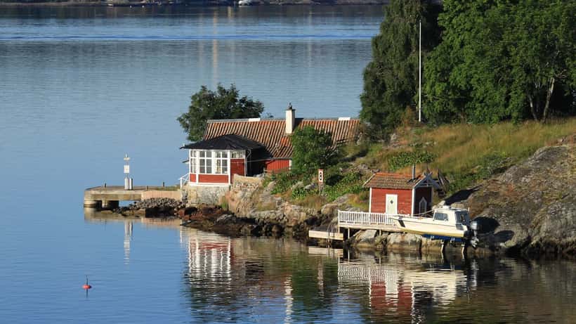 Stockholms skärgård med öar och klippor i nationalparken Nämdöskärgården