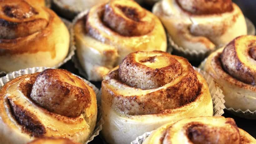 Nybakade svenska kanelbullar på bricka inför Kanelbullens dag 4 oktober