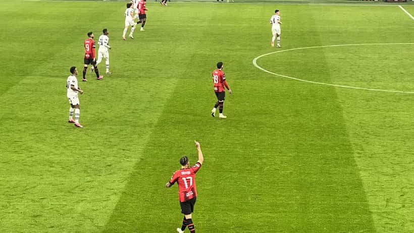 Noah Okafor avec le maillot de l'AC Milan lors d'un match de football