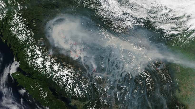 Vue satellite de la fumée des feux de forêt en Colombie-Britannique, août 2026