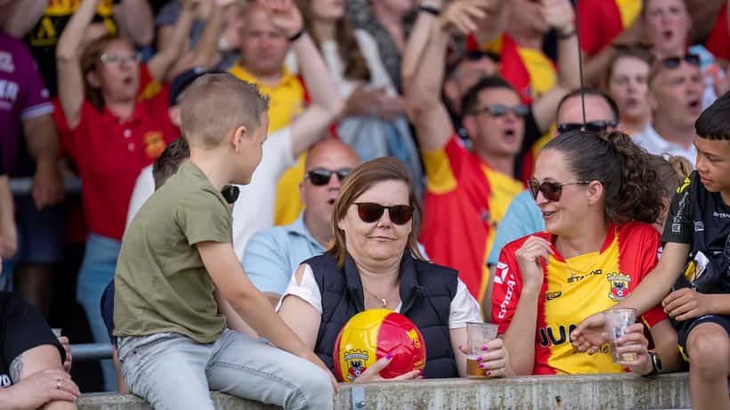 FC Volendam-supporters tijdens een Keuken Kampioen Divisie-wedstrijd in het stadion