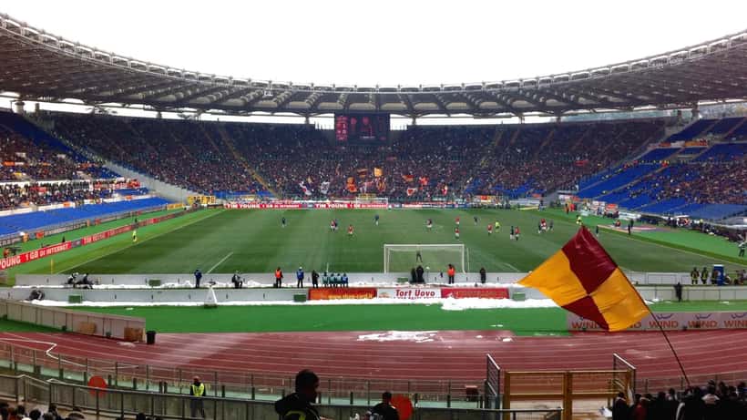 Tifosi italiani allo Stadio Olimpico durante una partita di calcio