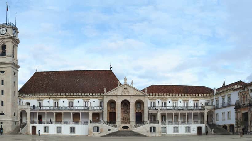 Vista da cidade de Coimbra, Portugal, com prédios históricos no centro urbano