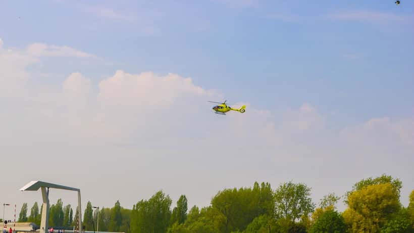 Nederlandse traumahelikopter landt bij een spoedgeval in Spijkenisse