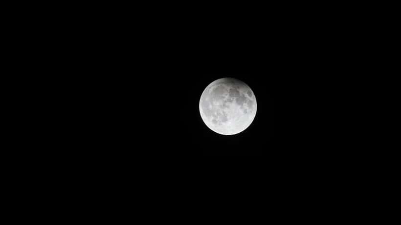 La Luna quasi completamente oscurata durante l'eclissi lunare parziale del 28 agosto 2026