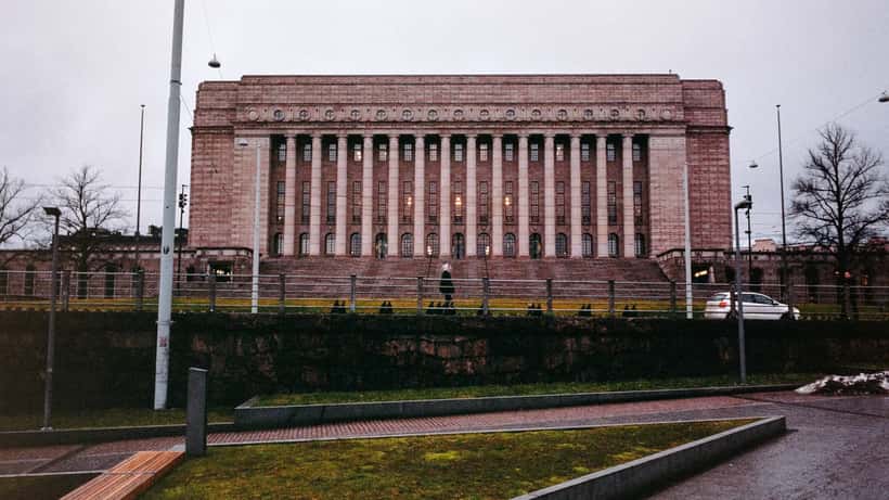 Suomen eduskuntatalon julkisivu Helsingissä talvella