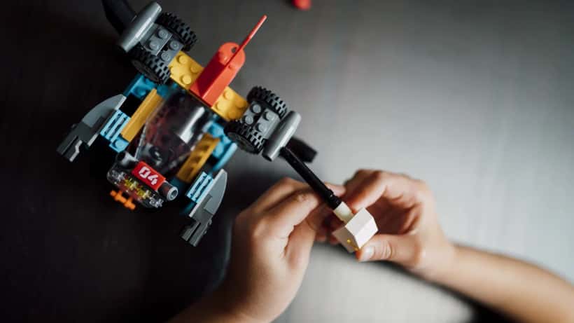 Farverige LEGO-klodser på et bord — symboliserer alternativ investering