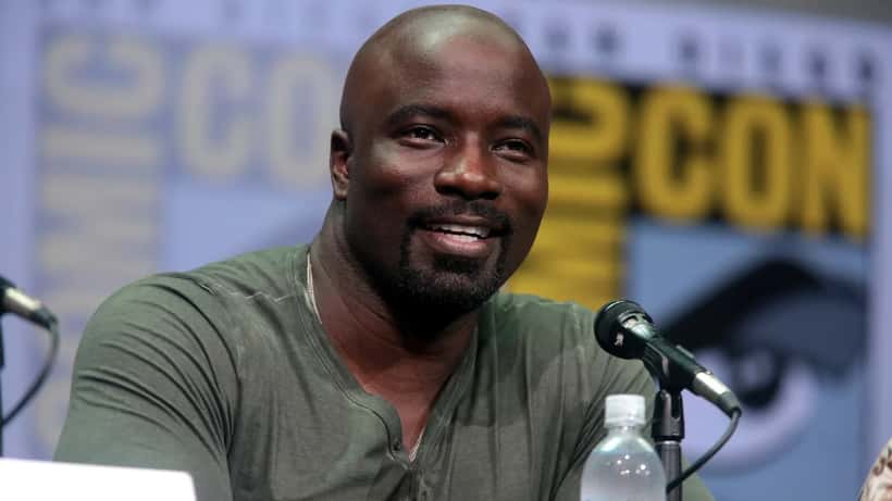 Mike Colter, acteur principal de la série Cupertino sur CBS, photographié lors d'une conférence