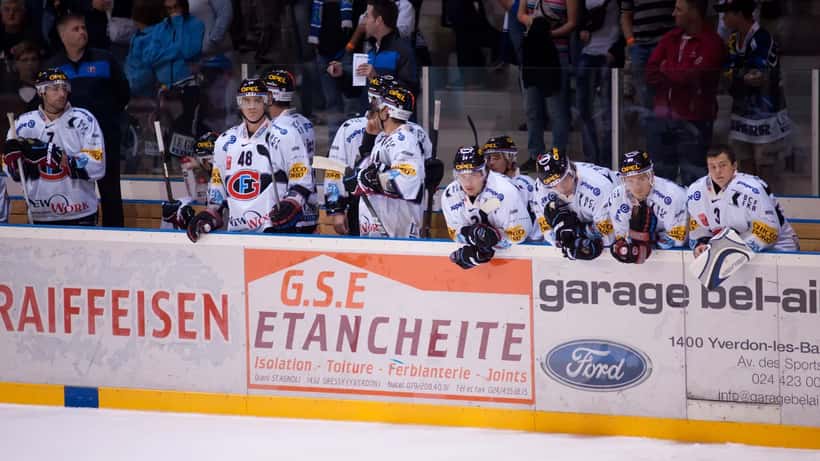 Joueurs de HC Fribourg-Gottéron sur la glace lors d'un match de hockey sur glace en Suisse