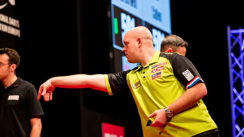 Michael van Gerwen konzentriert beim PDC European Darts Matchplay 2019