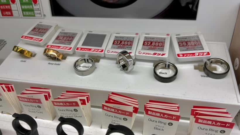 Oura Ring smart titaniumring til sundhedstracking på hvid baggrund